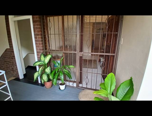 2 BEDROOM APARTMENT FOR SALE IN ESSENWOOD
